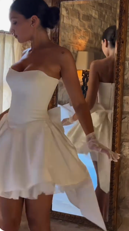 Vestido de fiesta corto de satén blanco, sin tirantes, ajustado, con lazo, ED02648