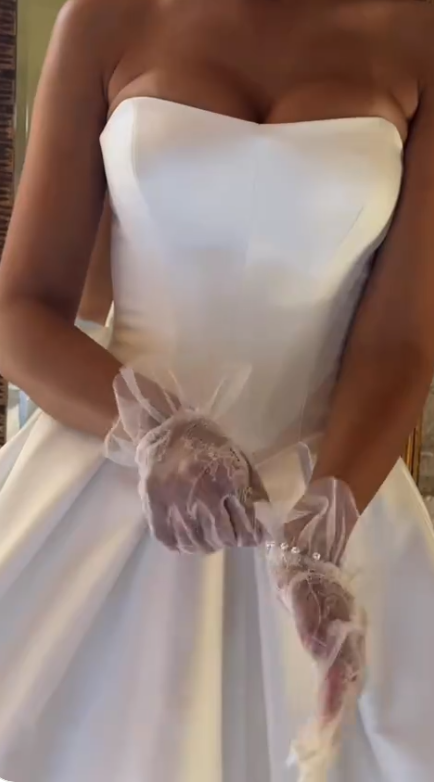 Vestido de fiesta corto de satén blanco, sin tirantes, ajustado, con lazo, ED02648