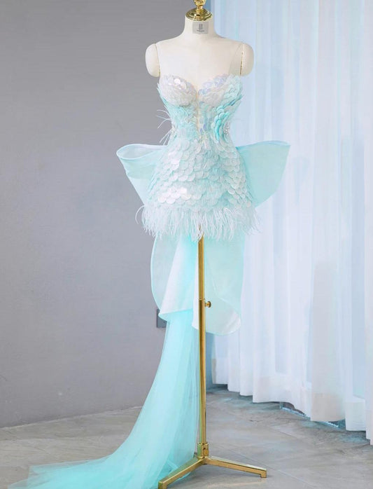 Impresionante vestido de fiesta corto azul hielo sin tirantes, ajustado, con lentejuelas y lazo ED02658