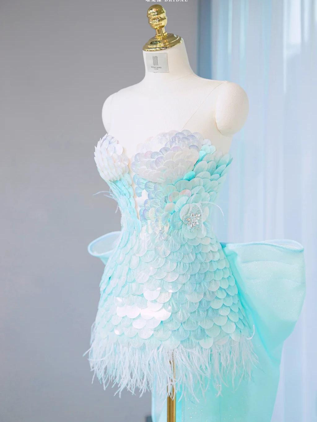 Impresionante vestido de fiesta corto azul hielo sin tirantes, ajustado, con lentejuelas y lazo ED02658
