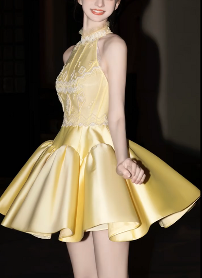Hermoso vestido de fiesta corto de satén con cuello alto en color amarillo mantequilla, corte A, para regreso a casa, ED02659