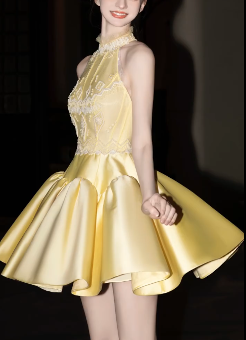 Hermoso vestido de fiesta corto de satén con cuello alto en color amarillo mantequilla, corte A, para regreso a casa, ED02659