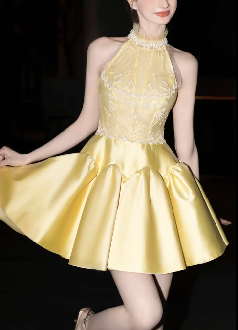 Hermoso vestido de fiesta corto de satén con cuello alto en color amarillo mantequilla, corte A, para regreso a casa, ED02659