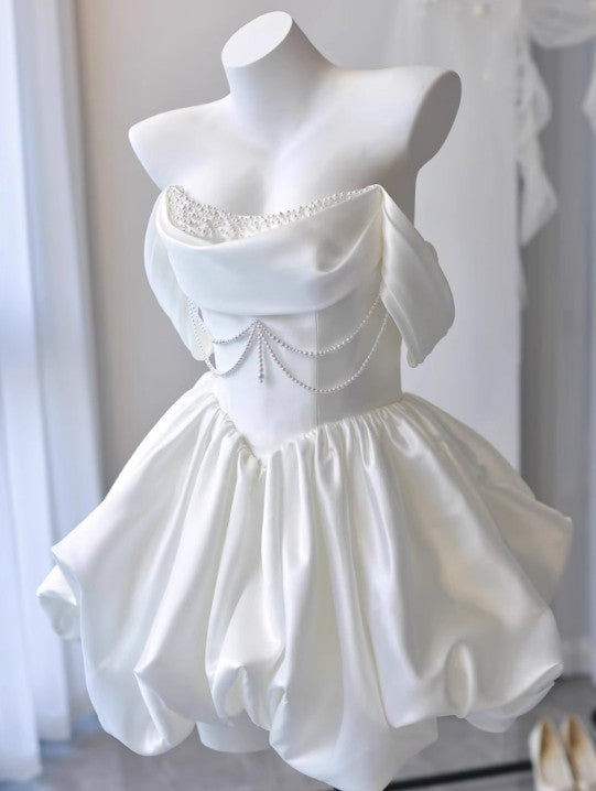 Vestido de fiesta corto de satén blanco sencillo con hombros descubiertos y corte A con perlas ED02671