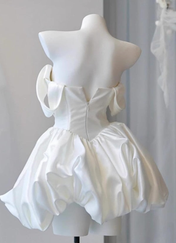 Vestido de fiesta corto de satén blanco sencillo con hombros descubiertos y corte A con perlas ED02671