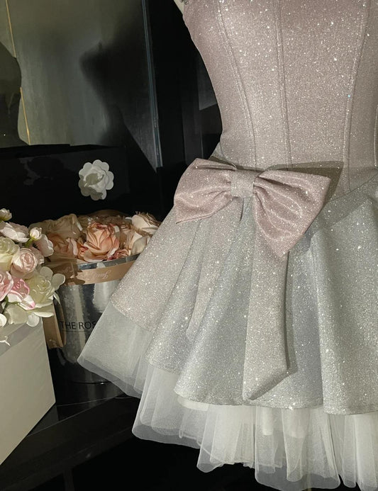 Vestido de fiesta corto de tul satinado con purpurina y tirantes finos en color rosa dulce, con lazo, ED02691