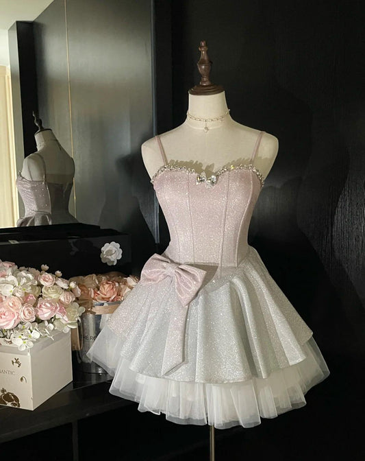 Vestido de fiesta corto de tul satinado con purpurina y tirantes finos en color rosa dulce, con lazo, ED02691