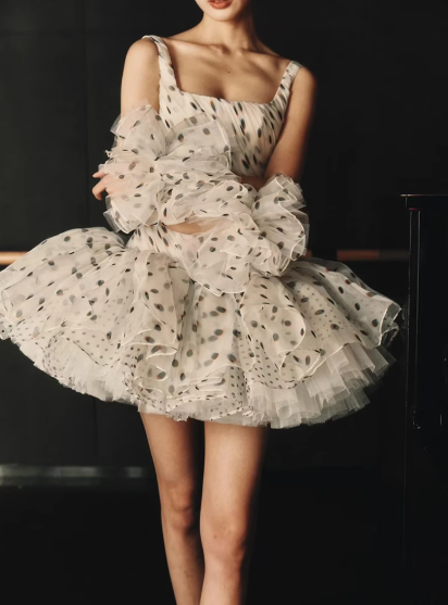 Impresionante vestido de fiesta corto de tul blanco con escote cuadrado y lunares, elegante ED02694