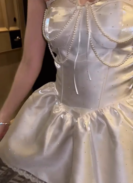 Hermosos vestidos de fiesta cortos de satén blanco sin tirantes, corte A, con perlas, ED02740