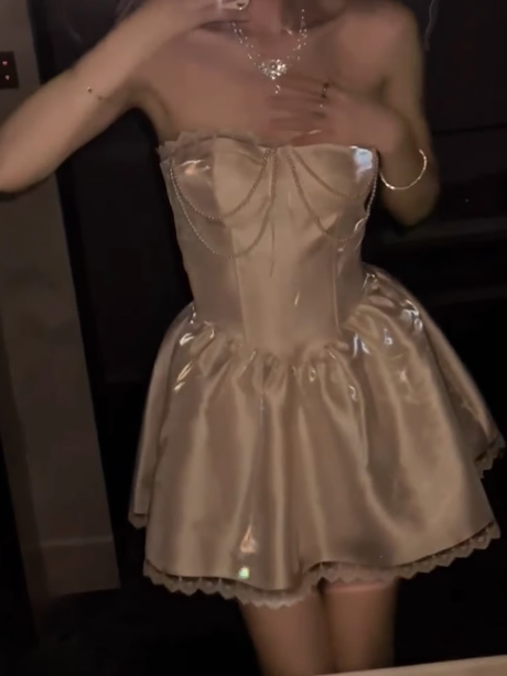Hermosos vestidos de fiesta cortos de satén blanco sin tirantes, corte A, con perlas, ED02740