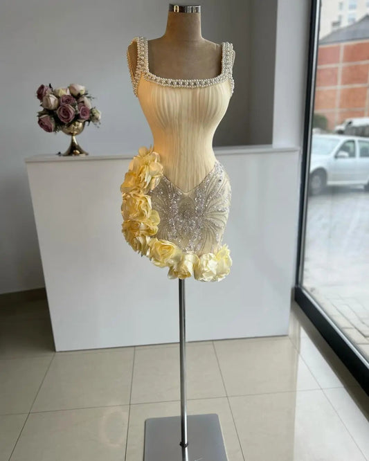Hermosos vestidos de fiesta cortos de tul con cuentas y escote cuadrado en amarillo mantequilla, ED02741