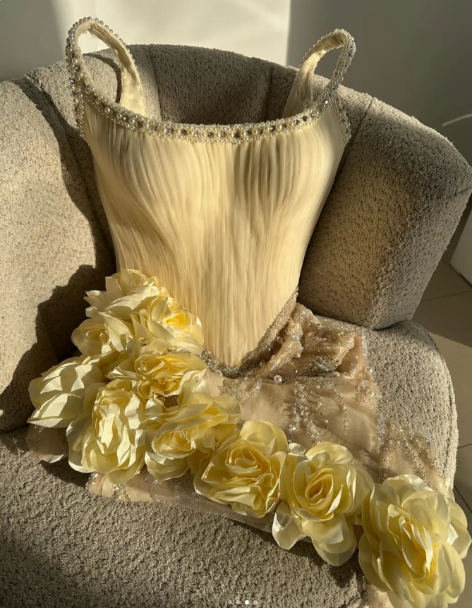 Hermosos vestidos de fiesta cortos de tul con cuentas y escote cuadrado en amarillo mantequilla, ED02741