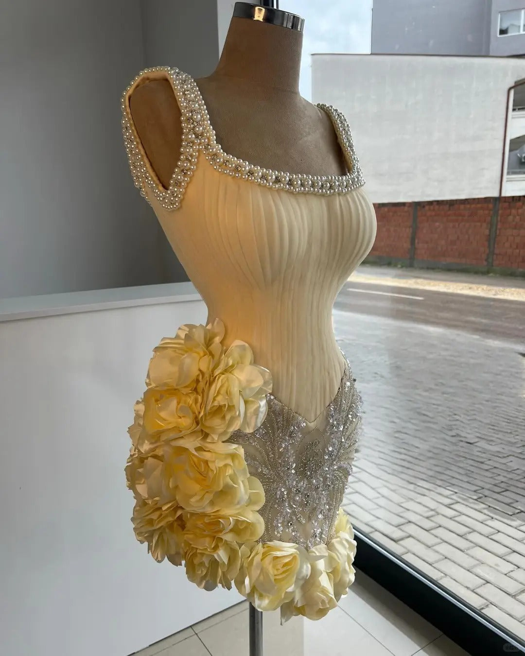 Hermosos vestidos de fiesta cortos de tul con cuentas y escote cuadrado en amarillo mantequilla, ED02741