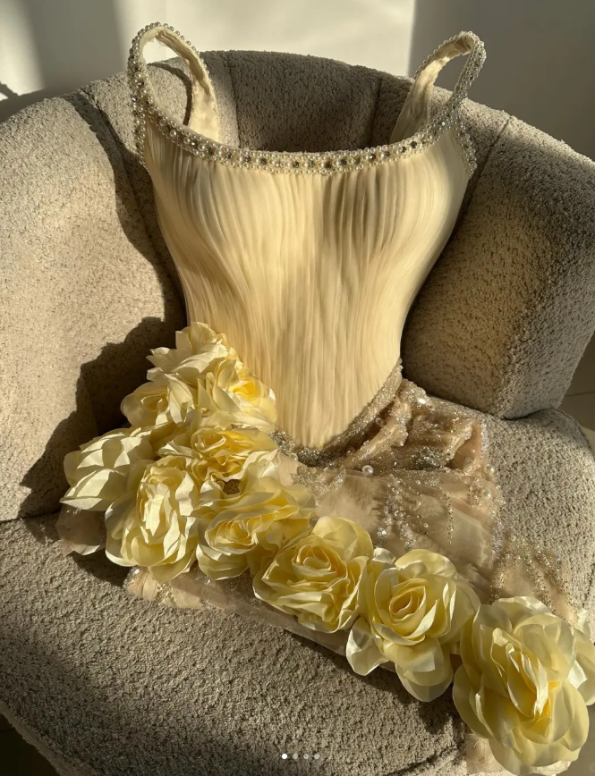 Hermosos vestidos de fiesta cortos de tul con cuentas y escote cuadrado en amarillo mantequilla, ED02741