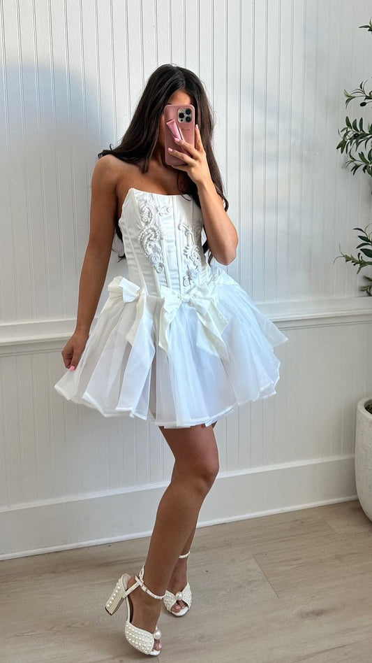 Elegante vestido de fiesta corto blanco sin tirantes, corte A, de tul con cuentas, vestidos de bienvenida ED02745
