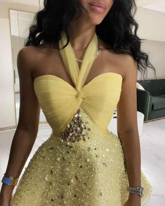 Hermosos vestidos de fiesta cortos de tul con cuentas y escote halter en color amarillo mantequilla, corte A, ED02769