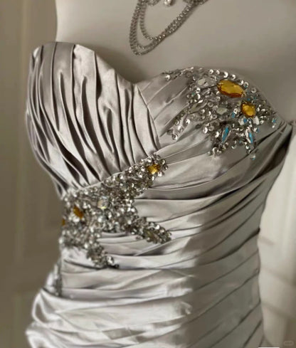 Elegante vestido de fiesta corto de satén con cuentas y sin tirantes, color plateado, para regreso a casa ED02788