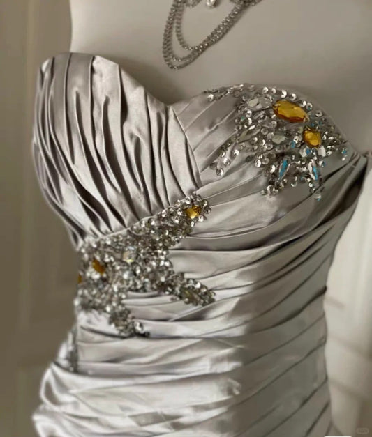 Elegante vestido de fiesta corto de satén con cuentas y sin tirantes, color plateado, para regreso a casa ED02788