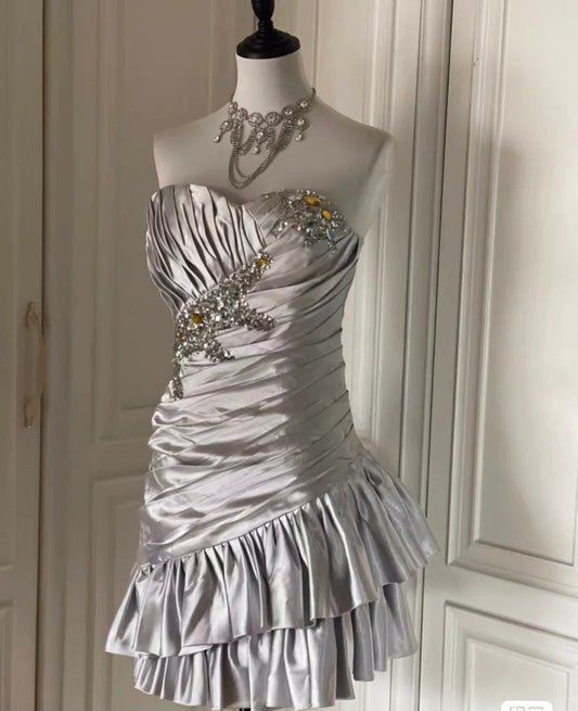 Elegante vestido de fiesta corto de satén con cuentas y sin tirantes, color plateado, para regreso a casa ED02788