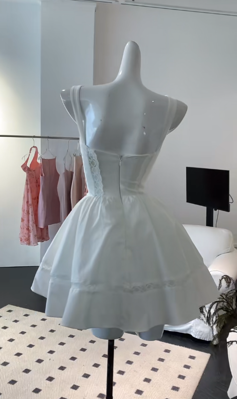 Elegante vestido de fiesta corto de satén blanco con escote cuadrado y corte A, ED02791
