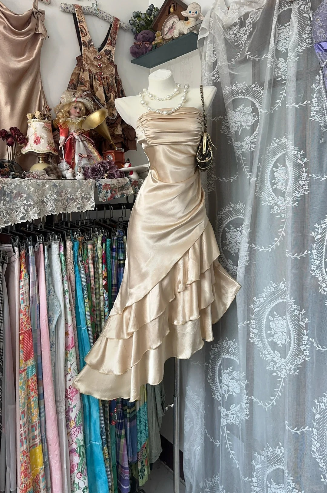 Elegante vestido de fiesta corto de satén con corte sirena y escote palabra de honor color champán ED02819