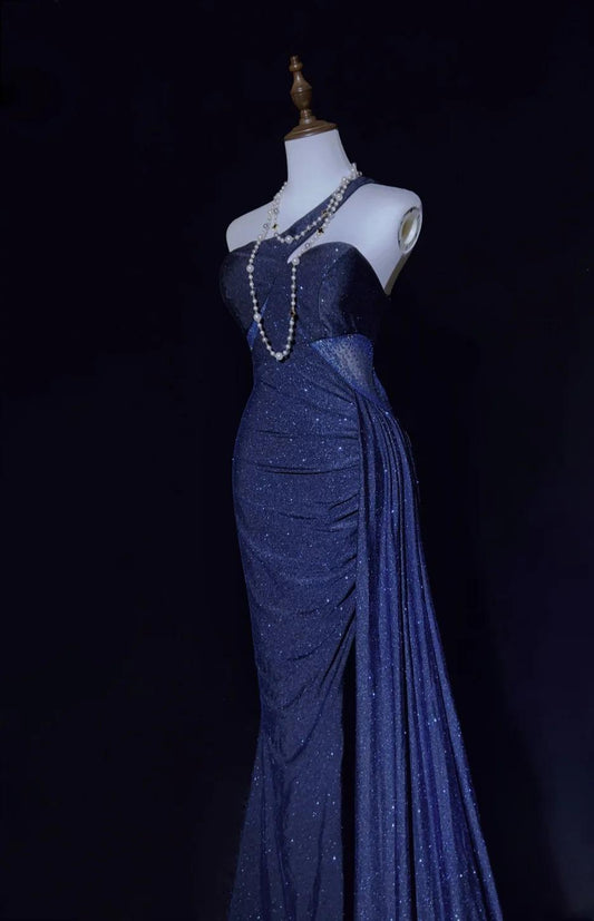 Hermoso vestido de fiesta largo de satén con purpurina y un hombro descubierto en azul marino, corte sirena, con espalda descubierta ED02823