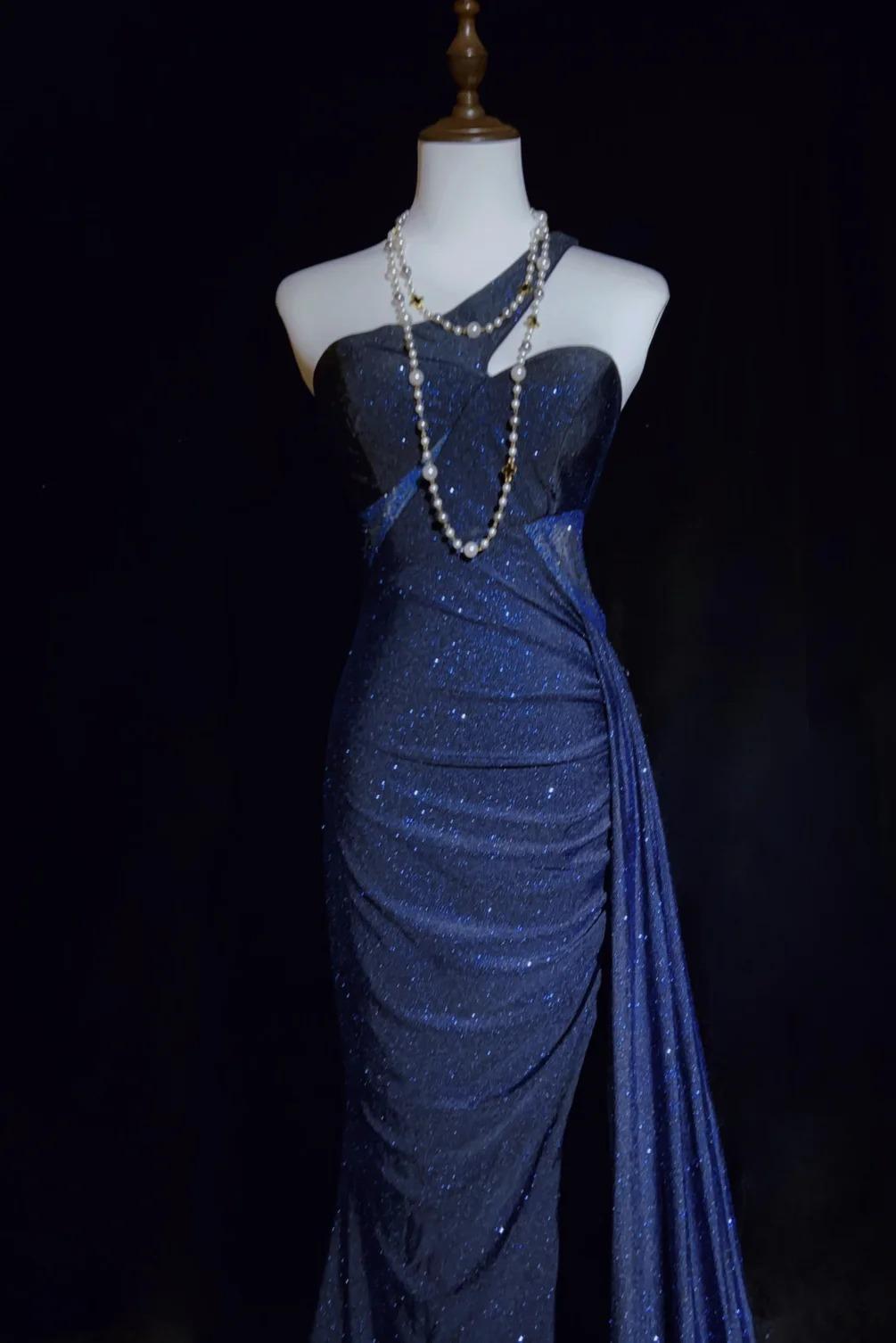 Hermoso vestido de fiesta largo de satén con purpurina y un hombro descubierto en azul marino, corte sirena, con espalda descubierta ED02823