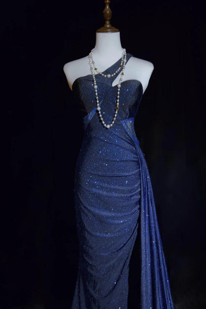 Hermoso vestido de fiesta largo de satén con purpurina y un hombro descubierto en azul marino, corte sirena, con espalda descubierta ED02823