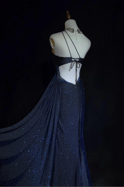 Hermoso vestido de fiesta largo de satén con purpurina y un hombro descubierto en azul marino, corte sirena, con espalda descubierta ED02823