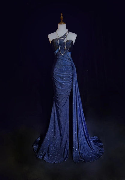 Hermoso vestido de fiesta largo de satén con purpurina y un hombro descubierto en azul marino, corte sirena, con espalda descubierta ED02823