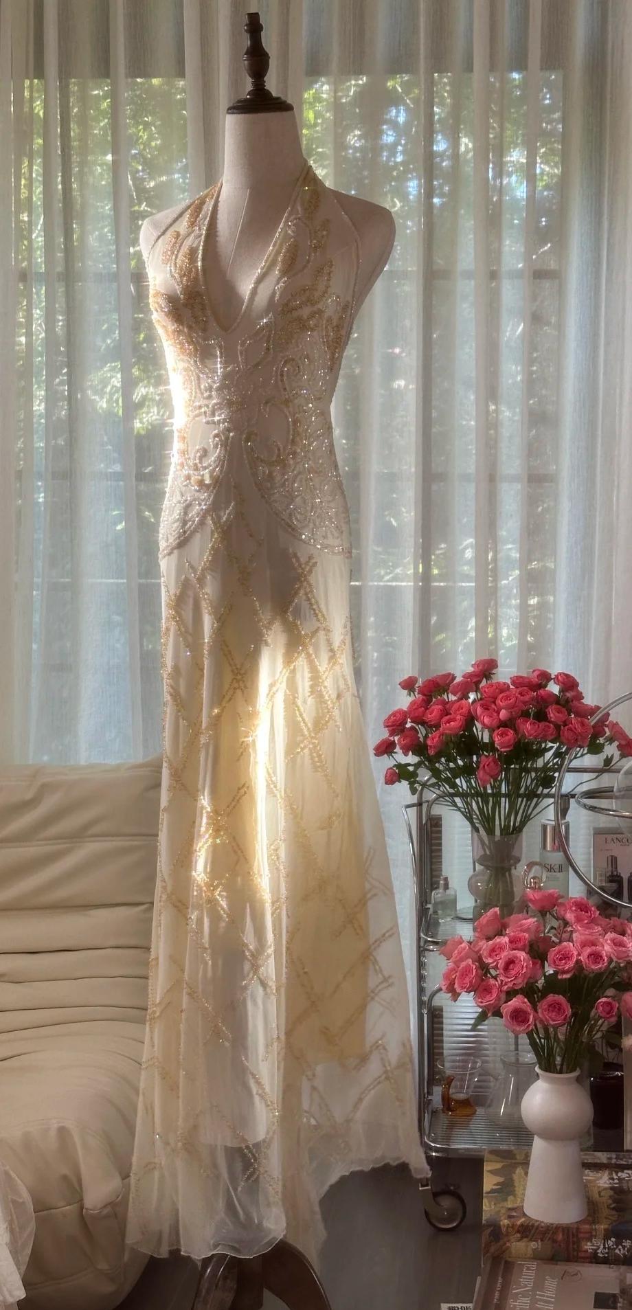 Hermosos vestidos de fiesta largos de gasa con escote en V, estilo vintage, sin espalda y con cuentas ED02836