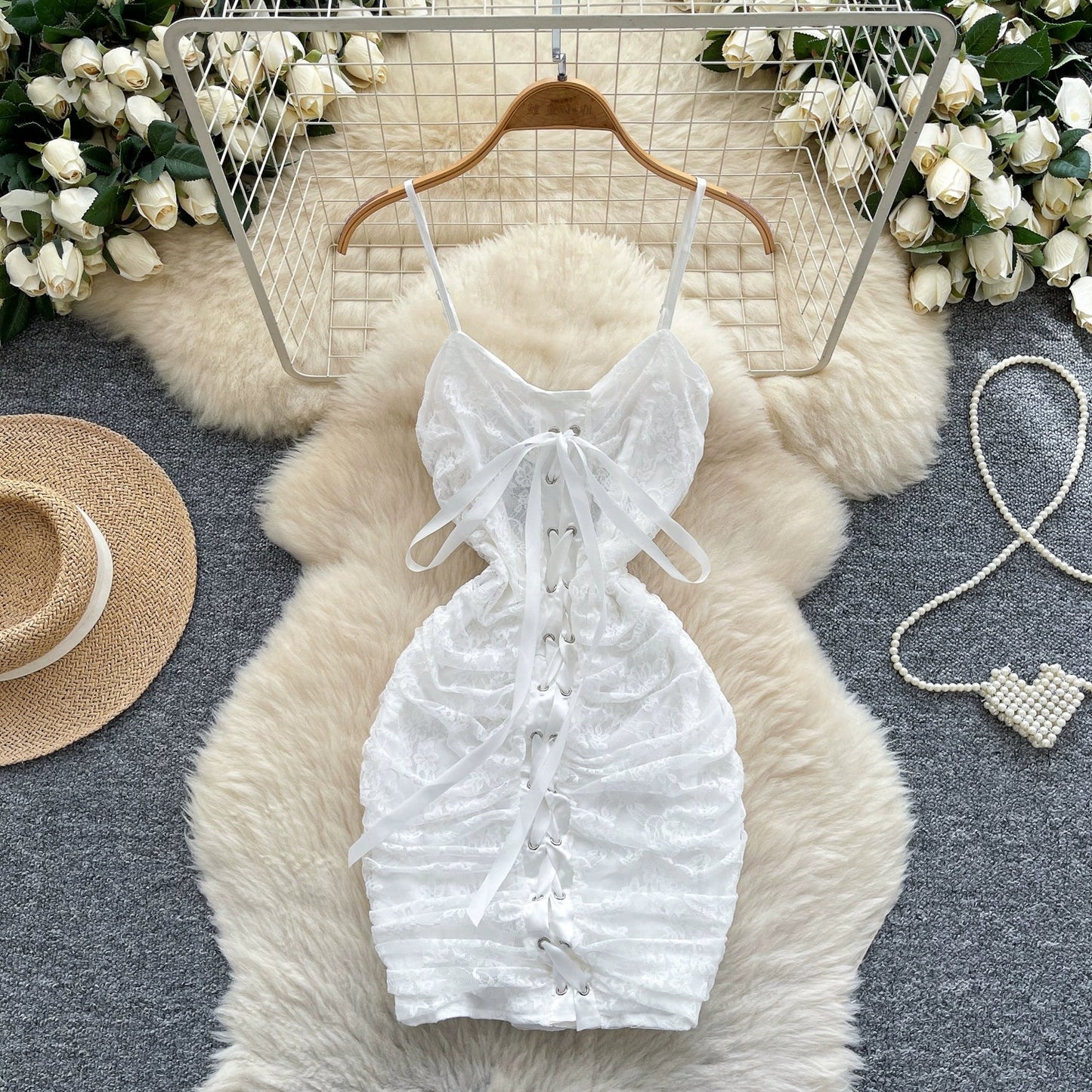Vestido de fiesta corto de encaje ajustado con tirantes finos blanco ED02903
