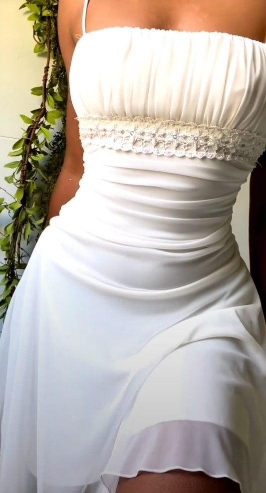 Elegante vestido de fiesta corto de gasa sin mangas con tirantes finos blancos ED02916