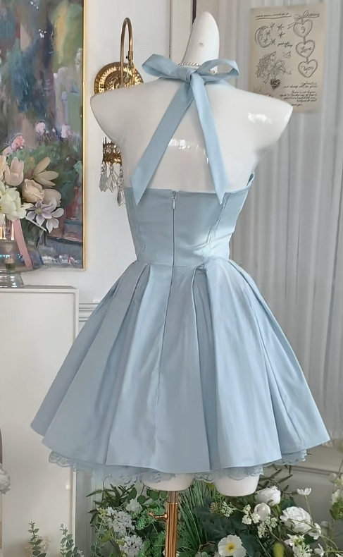 Hermoso vestido de fiesta corto de satén azul con cuello halter y espalda descubierta ED02940