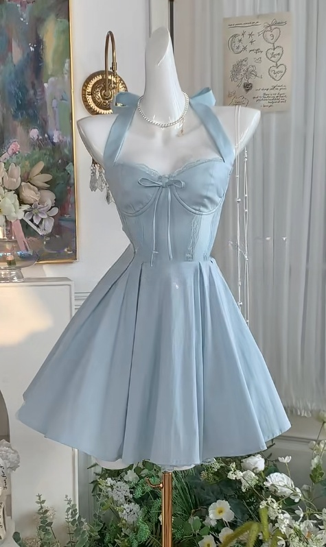 Hermoso vestido de fiesta corto de satén azul con cuello halter y espalda descubierta ED02940