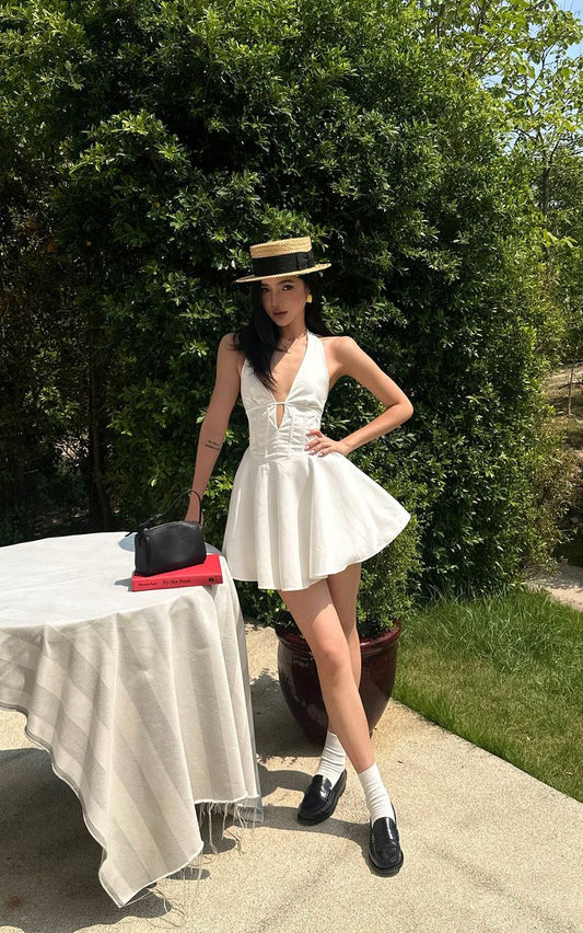 Vestido corto de satén blanco sencillo con escote en V y corte A para fiesta de cumpleaños en la piscina ED03041