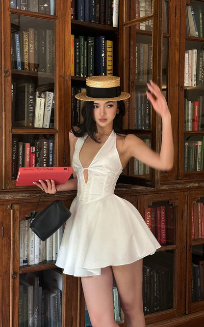 Vestido corto de satén blanco sencillo con escote en V y corte A para fiesta de cumpleaños en la piscina ED03041