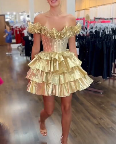Hermoso vestido de fiesta corto de tafetán dorado con hombros descubiertos, corte A y capas, ED03074
