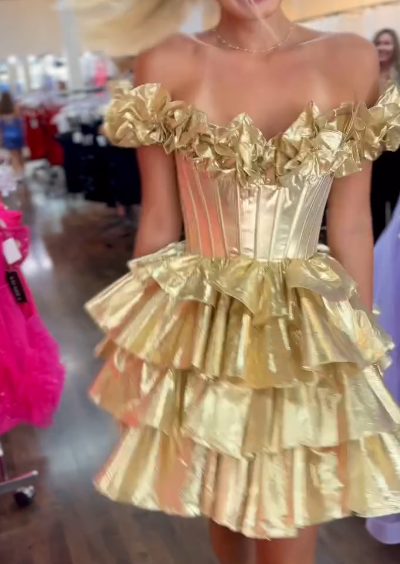Hermoso vestido de fiesta corto de tafetán dorado con hombros descubiertos, corte A y capas, ED03074