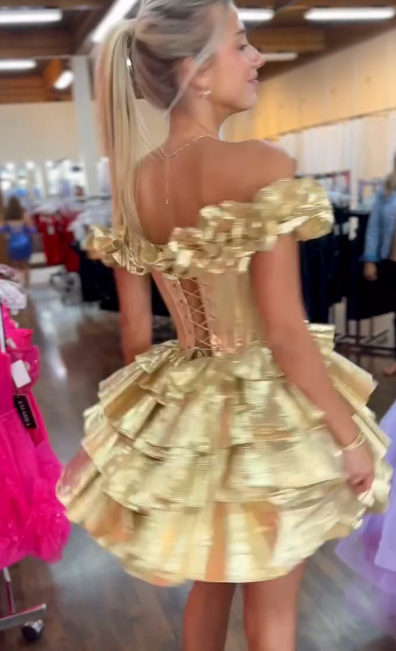 Hermoso vestido de fiesta corto de tafetán dorado con hombros descubiertos, corte A y capas, ED03074