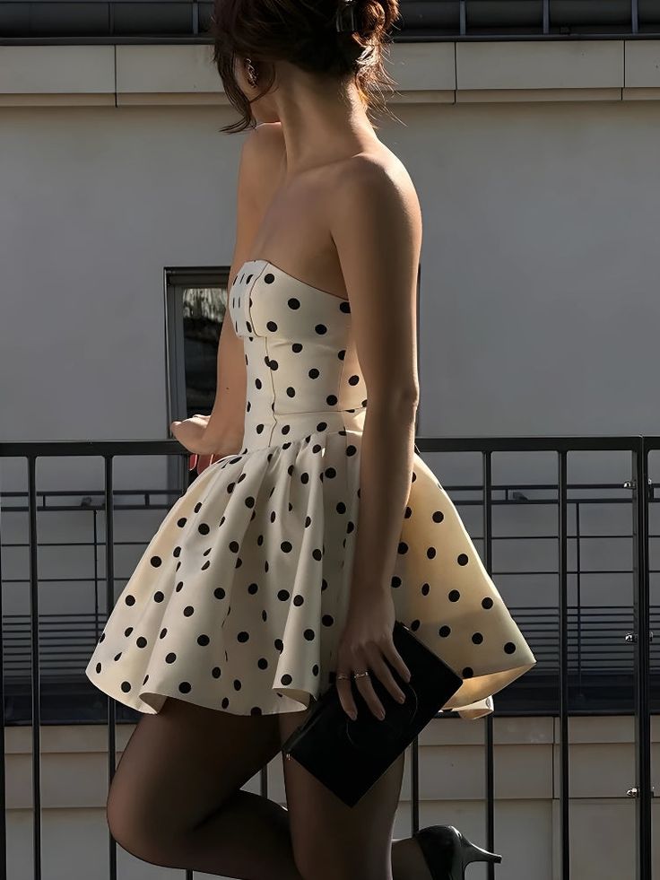 Precioso vestido de fiesta corto de satén con lunares y corte A, sin tirantes, ED03078