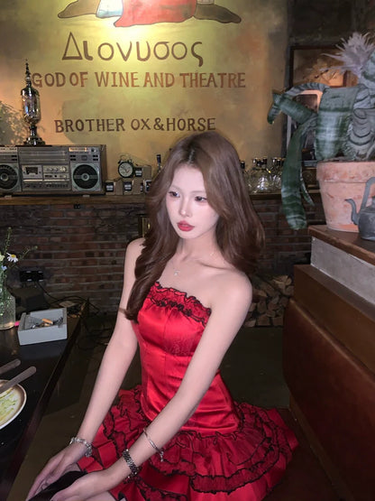 Vestido de fiesta corto de satén rojo sin tirantes, con capas y corte ajustado, ideal para fiestas al aire libre ED03120