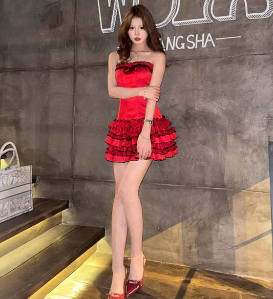 Vestido de fiesta corto de satén rojo sin tirantes, con capas y corte ajustado, ideal para fiestas al aire libre ED03120