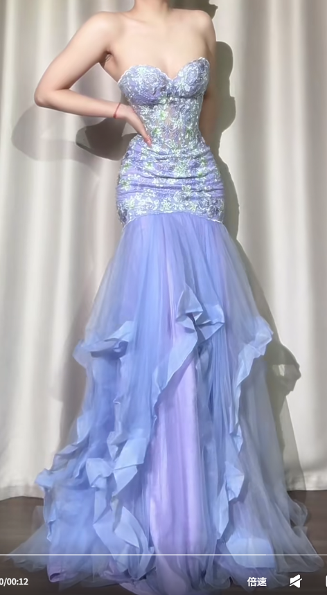 Hermoso vestido de noche largo de tul con escote corazón color morado y corte sirena, con apliques bordados ED03123
