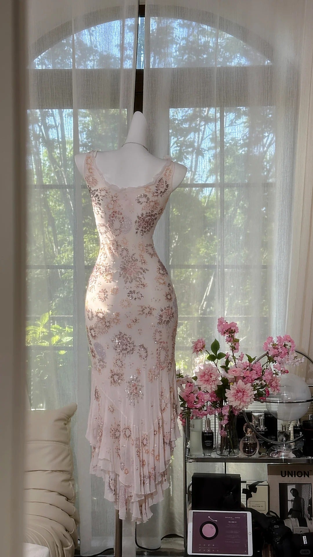 Elegante vestido de fiesta corto de gasa con escote en V, color albaricoque y cuentas, ED03142
