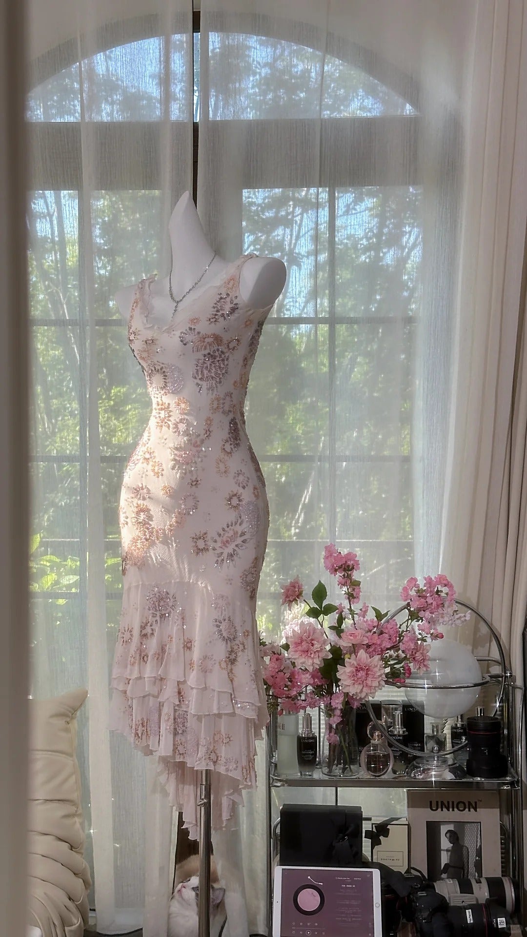 Elegante vestido de fiesta corto de gasa con escote en V, color albaricoque y cuentas, ED03142