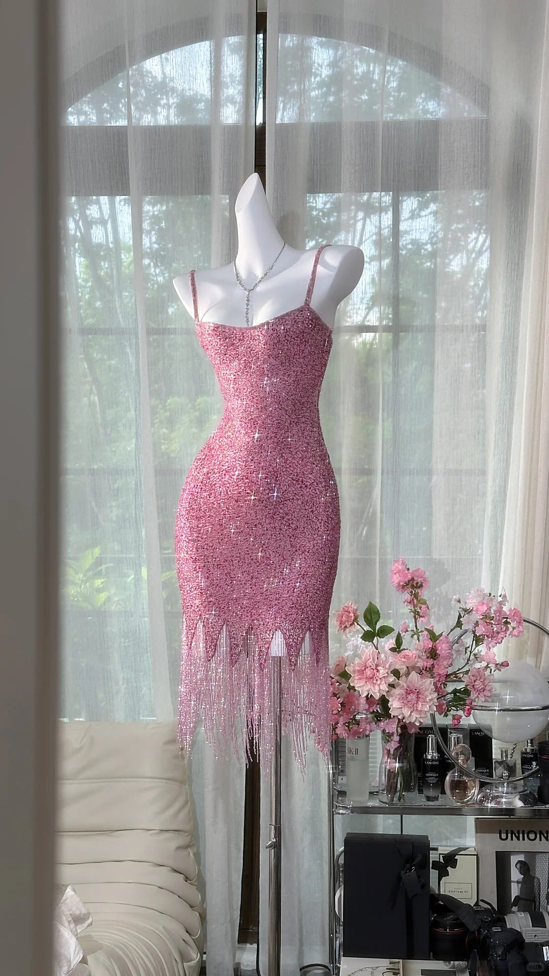 Vestido de fiesta corto ajustado con tirantes finos en color rosa cuento de hadas, con cuentas y lentejuelas ED03155