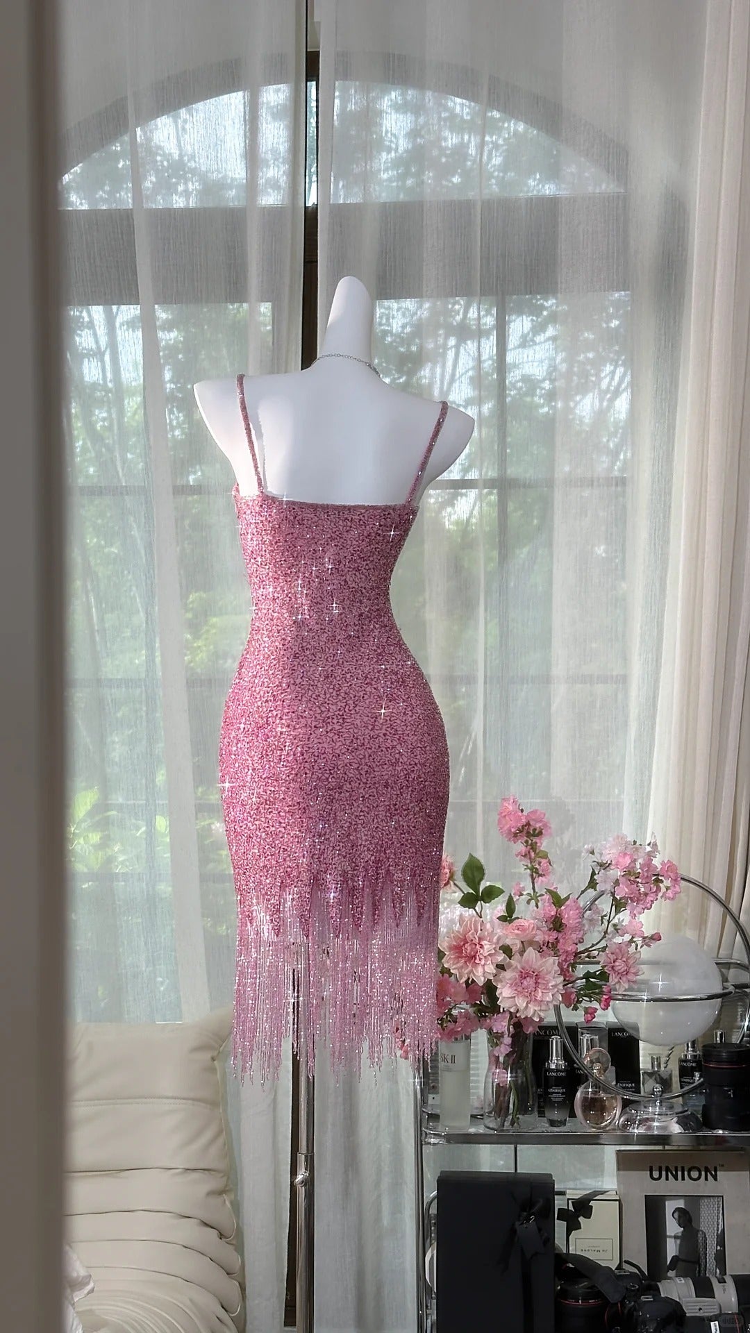 Vestido de fiesta corto ajustado con tirantes finos en color rosa cuento de hadas, con cuentas y lentejuelas ED03155