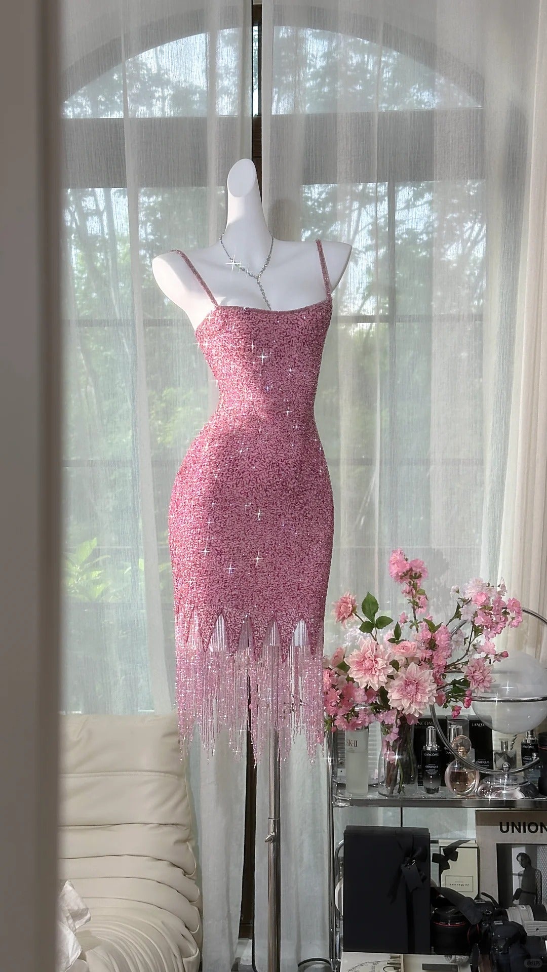 Vestido de fiesta corto ajustado con tirantes finos en color rosa cuento de hadas, con cuentas y lentejuelas ED03155