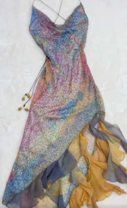 Impresionante vestido de fiesta corto con volantes, escote en V y tirantes finos, estilo cuento de hadas, con cuentas y degradado ED03158